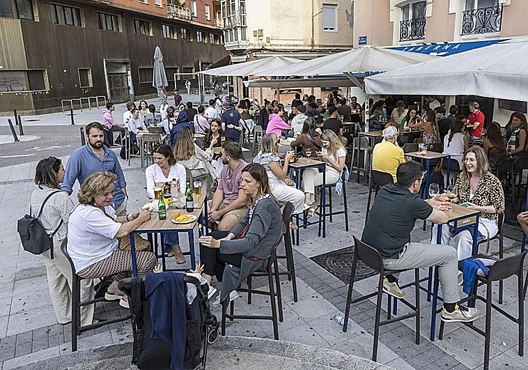 Los vecinos de Pombo y Cañadío proponen adelantar el cierre de las terrazas a las 23.00 horas